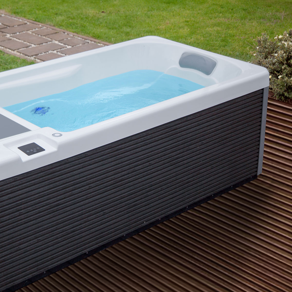 Iceland_cold_plunge-tub_lifestyle5